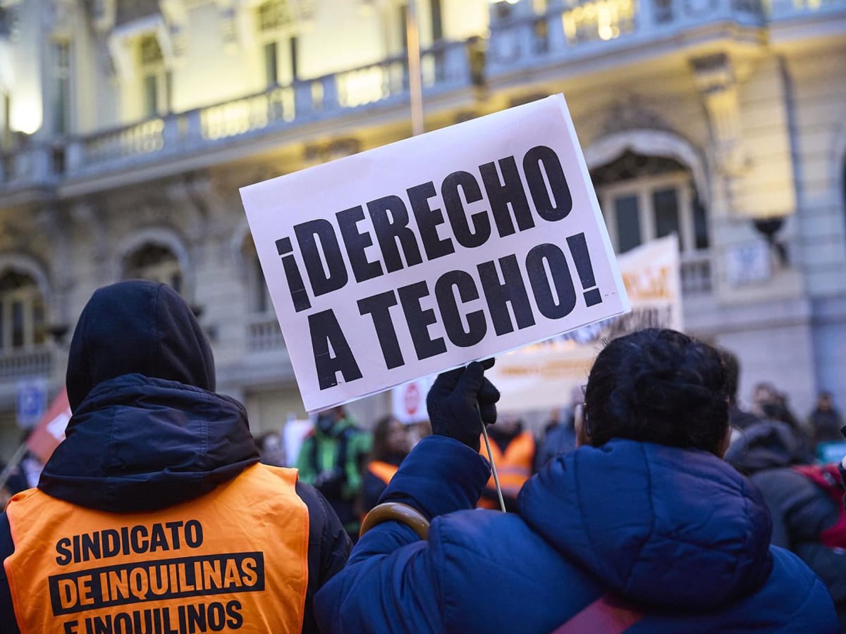 Llaves de una vivienda sobre un plano urbanístico, junto al mazo de un juez